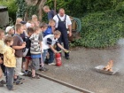 Kinder besuchen Feuerwehr
